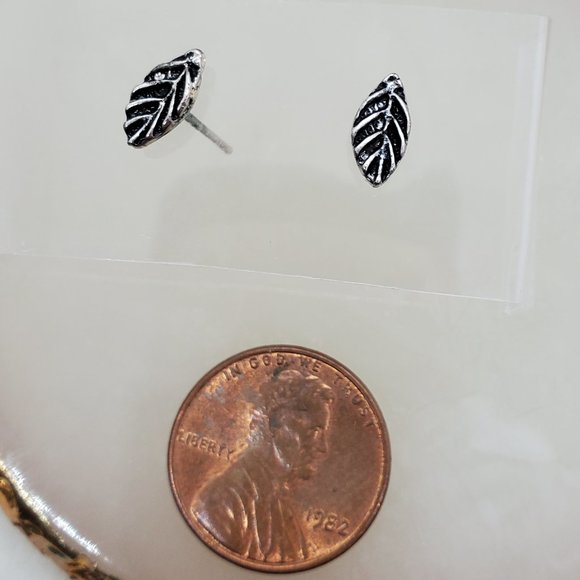 ๐ค BUNDLE TO SAVE ๐ค Torrid Silver-tone Engraved Leaf Stud Earrings - Picture 2 of 5
